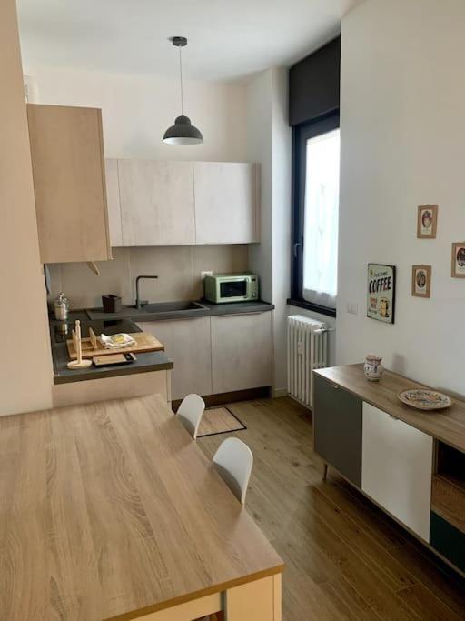 Appartamento Con Terrazzo Sui Tetti Milanesi Buitenkant foto